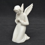 Grupo escultórico em porcelana esmaltada branca com marca de sua manufatura em sua base CERQUEIRA LEITE - ROSICLER representando figura angelical. Medida: 11 cm x 6 cm