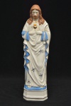 GRANDE Grupo escultórico em porcelana esmaltada e policromada com realces dourados representando Sagrado Coração de Jesus, pintado à mão, peça numerada. Medida: 34 cm de altura x 9 cm; Possui fio de cabelo.