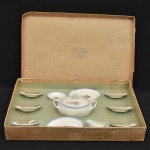 Conjunto de jogo de jantar e chá de brinquedo da Fábrica de Louças Evaristo Baggio - Curitiba - PR - louça de pó de pedra - decoração com estanhola e esponjado azul cobalto - circa 1942, na caixa original composto de 6 pratos em miniatura, 1 sopeira, uma molheira e duas travessas. Medida prato: 8 cm de diâmetro