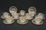 Conjunto de 10 xícaras com pires para café em vidro com realces dourados em suas bordas decorados por sulcos helicoidais. Medida pires: 10,5 cm; Xícara: 5 cm x 6 cm de diâmetro.