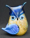 Bela escultura em vidro moldado representando Coruja, multicolorido nas cores azul e amarelo com pó de ouro em seu interior, rico em detalhes dos olhos e bico, em perfeito estado. Medida: 19cm de altura.