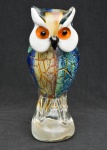 MURANO - Elegante escultura em vidro moldado representando Coruja, multicolorido nas cores azul, amarelo e verde com pó de ouro em seu interior, rico em detalhes dos olhos e bico, em perfeito estado. Medida: 21cm de altura.