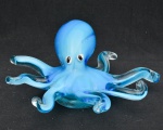 Escultura em vidro moldado de murano podendo ser peso de papel ou utilizado para decoração representando "Polvo" translúcido em tom azul. Medida: Medida: 18cm de diâmetro x 9cm.