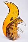 Belíssima escultura em vidro artístico multicolorido representando Esquilo, peça na cor âmbar degradê, decorado por faixas verticais nas cores marrom e branco, , em perfeito estado. Medida: 23 cm de altura