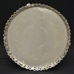 Pequena em metal espessurado à prata fundo cinzelado e galeria vazada, assente sobre três pés finalizado em garra. Em perfeito estado DE CONSERVAÇÃO. Possui contraste. Medida: 24 cm x 3 cm de altura