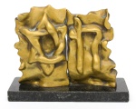 Escultura em bronze judaica representando estrela de David e letra em hebraico com base de granito. Medida: 23 cm x 18,5 cm x 8 cm
