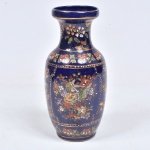 Vaso em porcelana chinesa em tom azul cobalto com decoração pintada à mão e policromada em relevo de flores e aves. Marca de sua manufatura em sua base. Medida: 21,5 cm x 10 cm