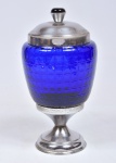 Grande potiche em metal com bojo em vidro em tom azul royal,  pega da tampa em vidro. Decorado em quadrados internos. Medida: 30 cm x 15 cm