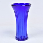 Vaso em demi cristal em tom azul royal decorado por caneluras base possui ínfimos bicados. Medida: 20 cm x 11 cm