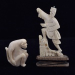 Lote composto de dois marfins sendo um representando figura de macaco(  mão, pé e rabo estão quebrados, necessita restauro) e escultura representando guerreiro falta vara e chapéu. Medida macaco: 4,5 m x 3,5 cm; Guerreiro sobre base de madeira: 9,5 cm x 5 cm