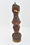 Antigo abridor de bebida sendo um saca rolhas e abridor de garrafa em feito de escultura de jacarandá representando figura étnica com incrustação em prata de lei dourada. Medida: 17 cm x 4 cm