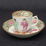 CIA DAS ÍNDIAS - Xícara com pires de coleção em porcelana chinesa esmaltada com decoração de cenas do cotidianos, filetes à ouro em suas bordas. Medida: 6,5 cm x 9 cm; Pires: 14 cm de diâmetro x 3 cm