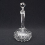 BACCARAT - Garrafa licoreira em cristal translucido de famosa manufatura francesa, lapidação facetada dito "dedão",  fundo estrelado.  Tampa padrão diamante. Medida: 30 cm de altura