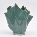 TASCA - Grande vaso  KITSCH em faiança vitrificada em tom verde com borda dourada, estilizado década de 1950/60. Pintado à mão. Medida: 30 cm x 30 cm