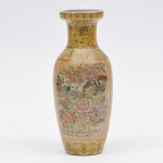 SATSUMA - Vaso em porcelana oriental com pintura em relevo e rica policromia, realces dourados. Marca em sua base. Medida: 25 cm x 10 cm