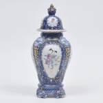 Elegante Potiche em porcelana esmaltada em formato balaústre da década de 1940, com realces à ouro, pintura floral, decorado à mão na cor azul. Medida: 39  cm de altura x 16 cm