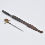 Lote composto por punhal com cabo em madeira e bainha em couro medindo 38 cm de comprimento e pequena espada "Viajes Ecuador" com marcas do tempo medindo 20 cm