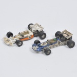 COLECIONISMO - BRINQUEDO ANTIGO - Lote composto de dois carrinhos sendo um VINTAGE CORGI TOYS. WIZZWHEELS FORMULA 1 RACE CAR, 1:36 escala na cor azul fabricada na Grã Bretanha e outro vermelho representando Mclaren Ford M19A Yardley Whizzwheels 1/36 Corgi Toys F1 Formule 1. Medida: 11,5 cm x 6,5 cm