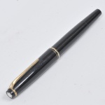 MONTBLANC - Caneta tinteiro com pena de ouro em estojo original simulando "casco de tartaruga". Estojo necessita ajustar o fechamento. Medida: 13cm