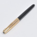 Caneta/PARKER 51  tinteiro Parker dourada e preta folheada à ouro 12 K ( Gold Filled). Medida 13,5 cm.