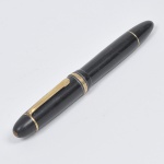 MONT BLANC - Linda caneta tinteiro Meisterstuck na tonalidade preta e dourada, pena em ouro 14k. Comprimento 14,5 cm. Com inscrição " Adriano C. Ferreira.