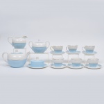 Conjunto para chá em faiança esmaltada na cor branco e azul claro composto de 6 xícaras com pires para chá, leiteira, açucareiro, bule e leiteira. Medida: Açucareiro - 18cm x 11cmLeiteira - 16,5cm x 10cm alturaMantegueira - 16cm x 9cm alturaBule de chá - 15cm x 13cm alturaXicara - 6,5cm alturaPirex - 13cm diametro
