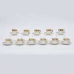 DP - Conjunto de 11 xícaras com pires para café em porcelana branca esmaltada com realces à ouro em sua borda. Em perfeito estado. Marca de sua manufatura em sua base. Medida: Xicara - 5,3cm x 5,2cm alturaPirex - 11cm