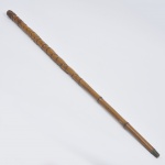 Elegante bengala em bamboo entalhada. Medida: 94,5cm
