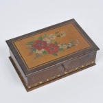 Caixa de coleção ART DECO em madeira nobre com decoração de rosas em sua tampa em rica policromia e trabalho em marcheterie. Medida: 24 cm x 16 cm x 8 cm