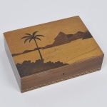 COLECIONISMO - COSTA PENNA - & CIA -  SÃO FELIZ BAHIA BRASIL - Caixa para charutos  em madeira recortada e marchetada com decoração de paisagem do Rio de Janeiro. Medida: 24 cm x 17 cm x 7 cm