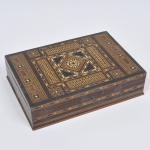 GRANDE Caixa ou porta joia em madeira marchetada oriental, com divisórias em sua parte interna. Peça de coleção em grande dimensão. Medida:: 33 cm x 23 cm 8 xm