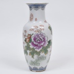 GRANDE vaso em porcelana branca esmaltada com pintura feita à mão floral ricamente policromado, borda dourada, oriental. Medida: 37,5cm de altura