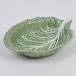C.NARA - Saladeira em cerâmica Holandesa vitrificada no formato de folha nas cores verde e branco, marcada em sua base. Medida: 11 x 26 x 33 cm.