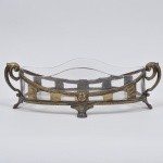 Centro de mesa ou floreira em metal apoiado sobre quatro pés com recipiente original em vidro. Medida: Medida: 45,5cm x 15,5cm x 12,5cm de altura