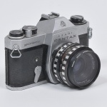 Câmera fotográfica japonesa  não testada. O Pentax Spotmatic refere-se a uma família de câmeras reflex de lente única de 35 mm fabricadas pela Asahi Optical Co. Ltd., mais tarde conhecida como Pentax Corporation, entre 1964 e 1976