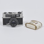 COSINA Compact 35S. 1976 - Câmera fotográfica japonesa não testada acompanha fotômetro de manufatura sixtomat. Câmera:Cosina Compact 35S. 197635mm Film Rangefinder Camera4 Element 38mm Lens4 Step Zone FocusCosinon 1:2.7 / 38mm Lens1m(Portrait) 1.5m(Two Shots) 3m(Groups). Medida: 11cm x 3,5cm x 7cm de altura.Fotômetro Medida: 7,4cm x 6cm x 3cm