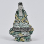 Pequena escultura oriental em pasta de porcelana pintada à mão em rica policromia. Medida: 13 cm x 8 cm