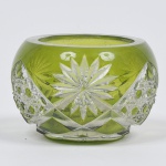 Pequeno vaso produzido em cristal Double possivelmente Baccarat, na cor verde, fundo estrelado,  princípio do século XX. Medida: 7 cm x 9,5 cm