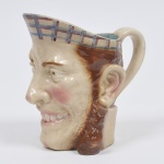 Caneca Art Noveau em faiança de Sarreguemines, representando  face. Marcas ao verso. C. 1900.  França. Medida: 20 cm x 20 cm Marcada em sua base e numerada. Peça de coleção.