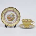 Linda xícara de porcelana DP 541 Real para chá com pires e prato para bolo, dourado decorado com cenas galantes. Marca da manufatura em seu reverso. Década de 1960. Medida: Prato - 18cm Pirex - 14,5cmXicara - 10cm x 6cm altura