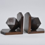 Par de Serre Livre confeccionado em Madeira Nobre  decorado com 2 (duas) figuras geométricas. Medida: 19 cm x 15 cm x 19 cm