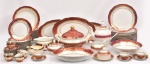 SERVIÇO TRADICIONAL CLÁSSICO DE JANTAR E CHÁ EM PORCELANA SCHMIDT NAS TONALIDADES VERMELHO CEREJA COM DECORAÇÃO FLORAL, BRANCO E FRISOS EM FIO DE OURO.CONTENDO: SOPEIRA, 04 TIGELAS OVAIS, SENDO UMA FUNDA, SALADEIRA, 12 PRATOS FUNDOS, 12 PRATOS RASOS, 12 PRATOS DE SOBREMESA, MOLHEIRA COM PRESENTOIR, BULE DE CHÁ/CAFÉ, AÇUCAREIRO, MANTEGUEIRA, 11 XÍCARAS de café COM 12 PIRES.OBS.: UM PRATO FUNDO, UM RASO E UM DE SOBREMESA COM BICADO. FALTANDO UMA XÍCARA.
