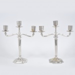 Par de candelabro para três velas em metal espessurado a prata com marcas da manufatura inglesa " SHEFFIELD PLATE ". Possui contraste em sua base.  Altura 38 cm. , .Frente 33 cm. .