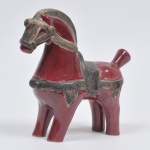 Escultura em faiança esmaltada representando Cavalo em tom vinho e marrom pintado à mão. Medida: 25 cm x 25 cm;