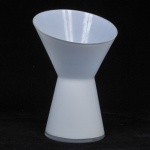 Vaso em vidro opalinado em tom leitoso branco estilo ampulheta. Medida: 20 cm x 15 cm