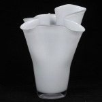 Belíssimo vaso em vidro opalinado em tom leitoso, com bordas  estilizadas, extremamente decorativo e contemporâneo. Medida: 30 cm de alt x 24 cm