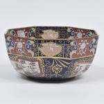 Masons Ironstone - Bowl octogonal em tons azul e rouge de fer, marcado em sua base, em porcelana inglesa. Peça catalogada. Borda dourada.Medida: 25 cm x 12 cm de altura