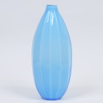 Vaso em vidro azul celeste opalinado decorado em gomos. Interior em branco leitoso. Em perfeito estado. Medida: 36 cm x 14 cm