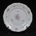 KPM -  Prato para bolo em porcelana esmaltada polonesa com decoração em rica policromia floral. Bordas douradas.  Marcado em sua base. Medida: 27 cm de diâmetro