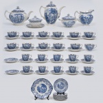 Fabricante: Johnson Bros Padrão: Mill Stream - Excepcional conjunto para chá e café em porcelana esmaltada inglesa nas cores azul e branco da década de 1950 composto de 12 xícaras de chás com 11 pires, 12 pratos de sobremesa, um prato para bolo, 1 manteigueira, 1 leiteira, 1 bule de café e 1 bule de chá. 10 xícaras de café com 12 pires. *